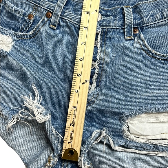 Levi’s Premium Denim shorts Women’s 27 Blue Jean distressed cutoff shorts - Picture 4 of 9